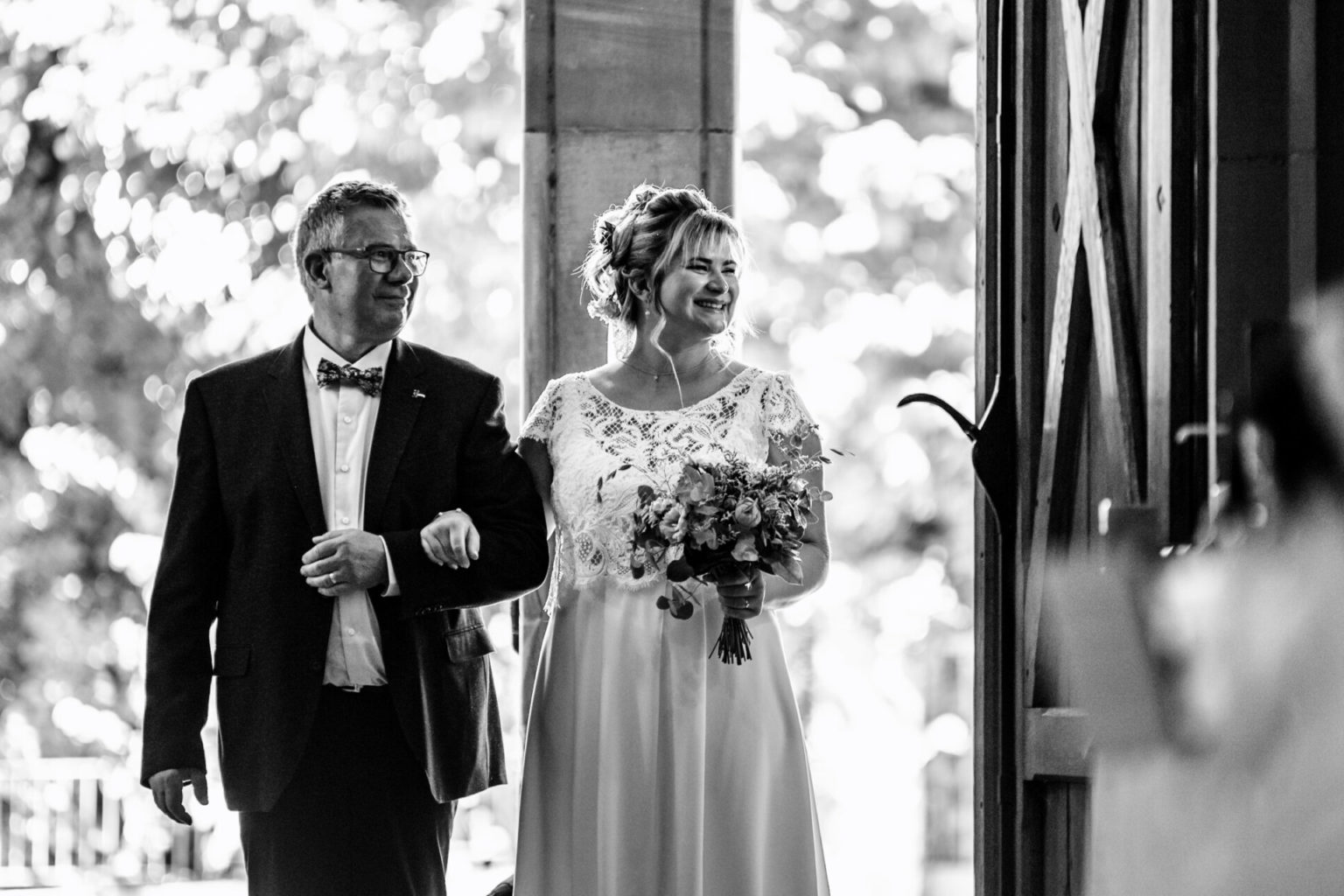 un entré dans l'église un père et sa fille