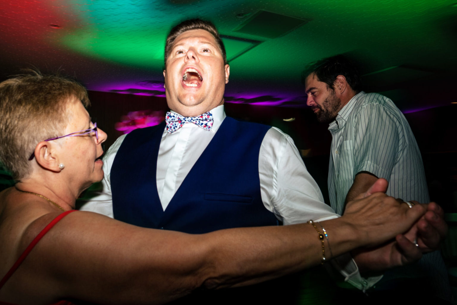 marié en folie qui danse et chante