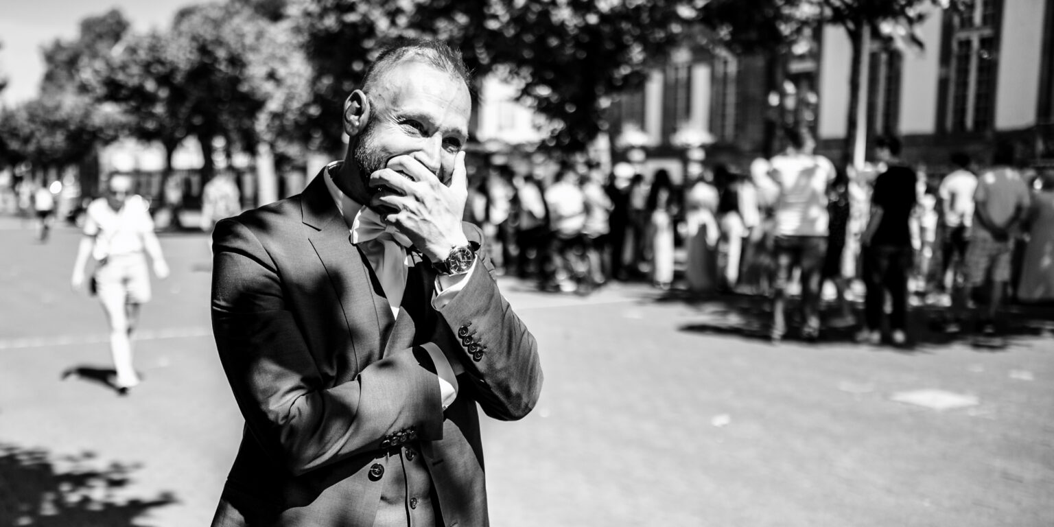 un marié ému qui découvre sa futur femme