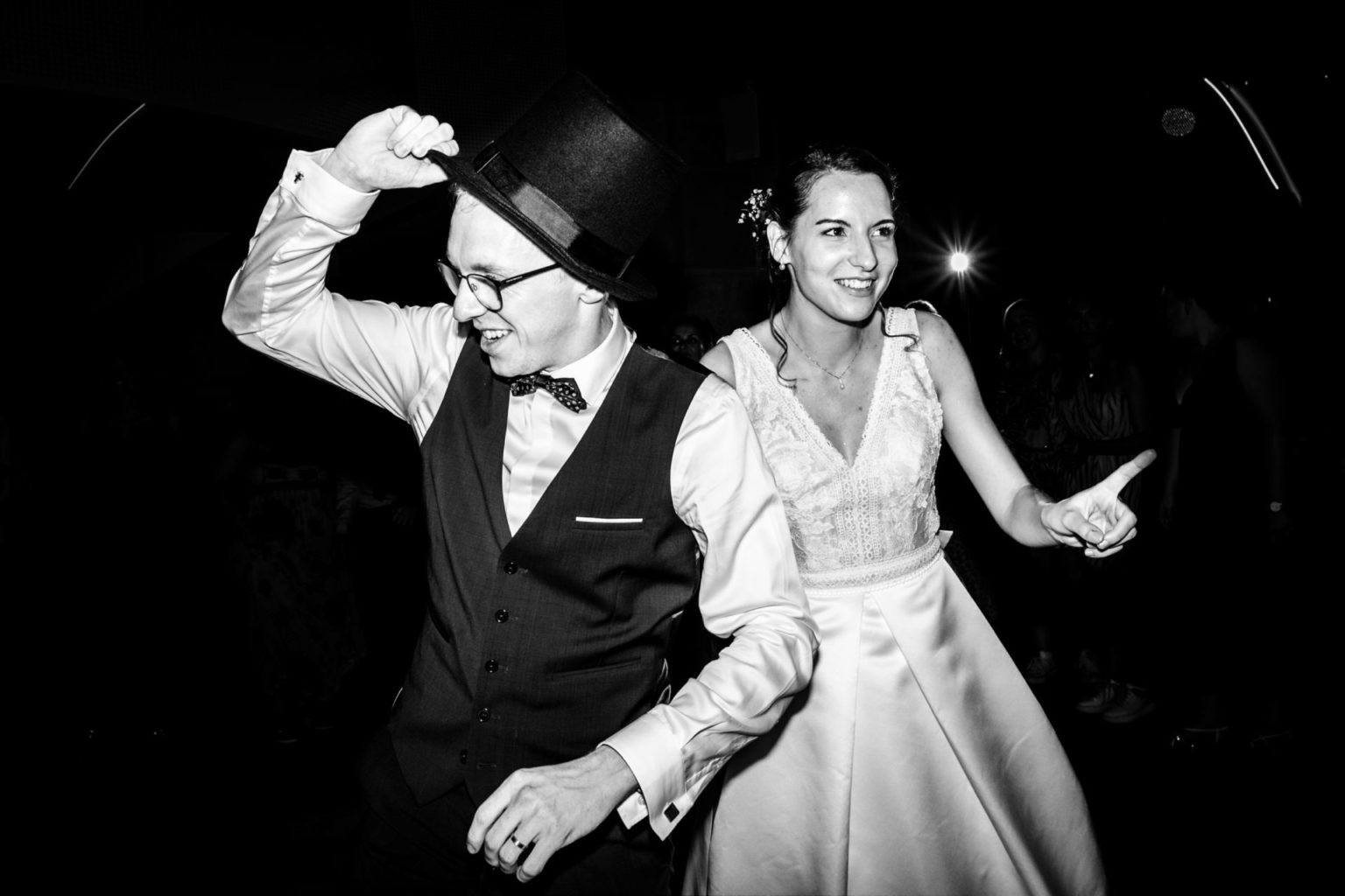 couple de mariés qui fait la fête