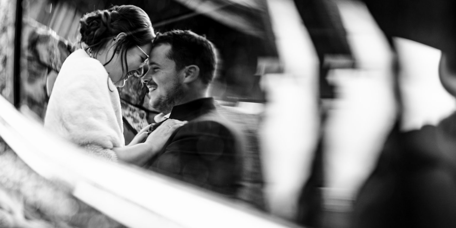 Photo d'un couple de marié en reflet