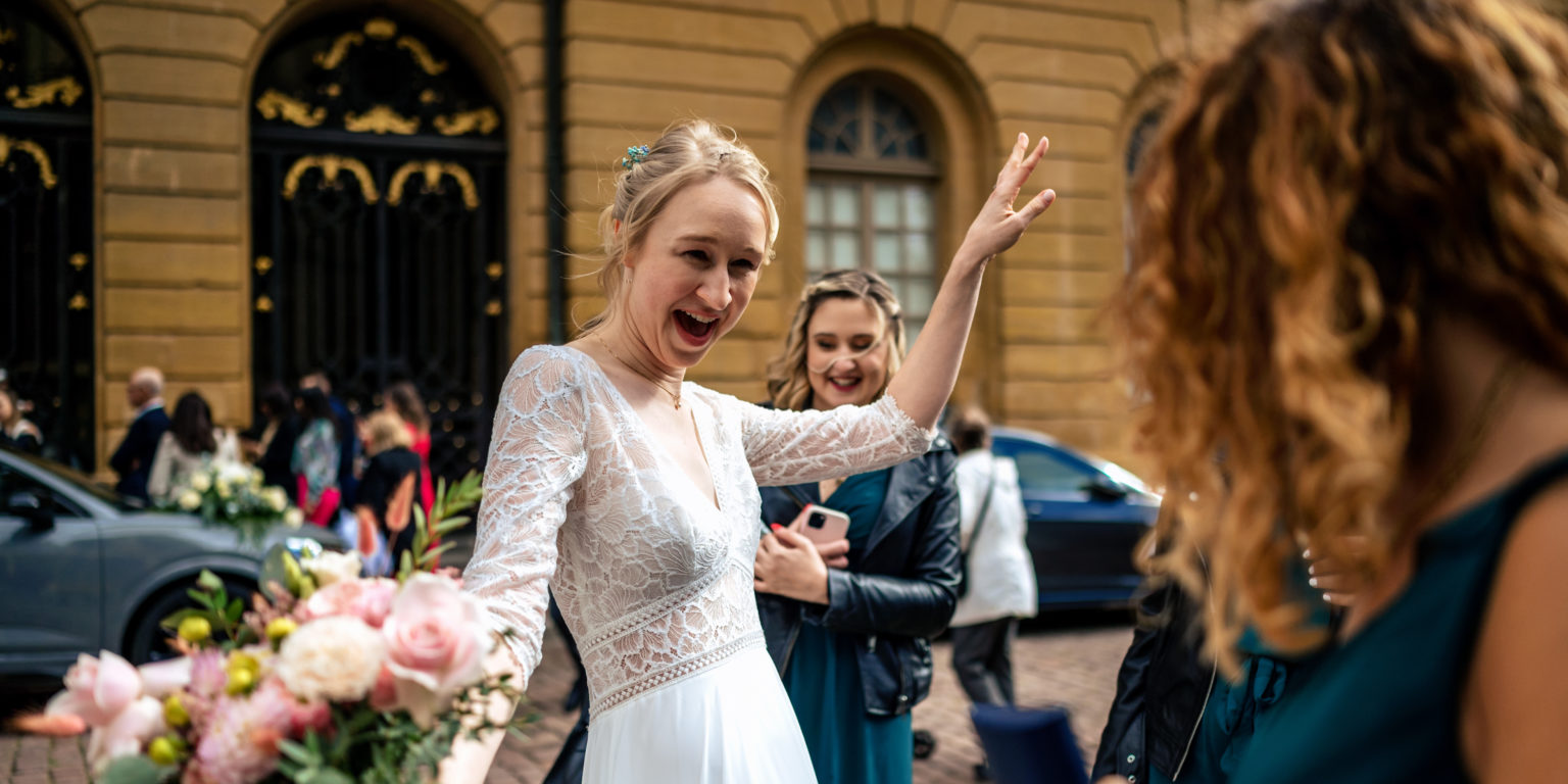 la marié heureuse de revoir son amie