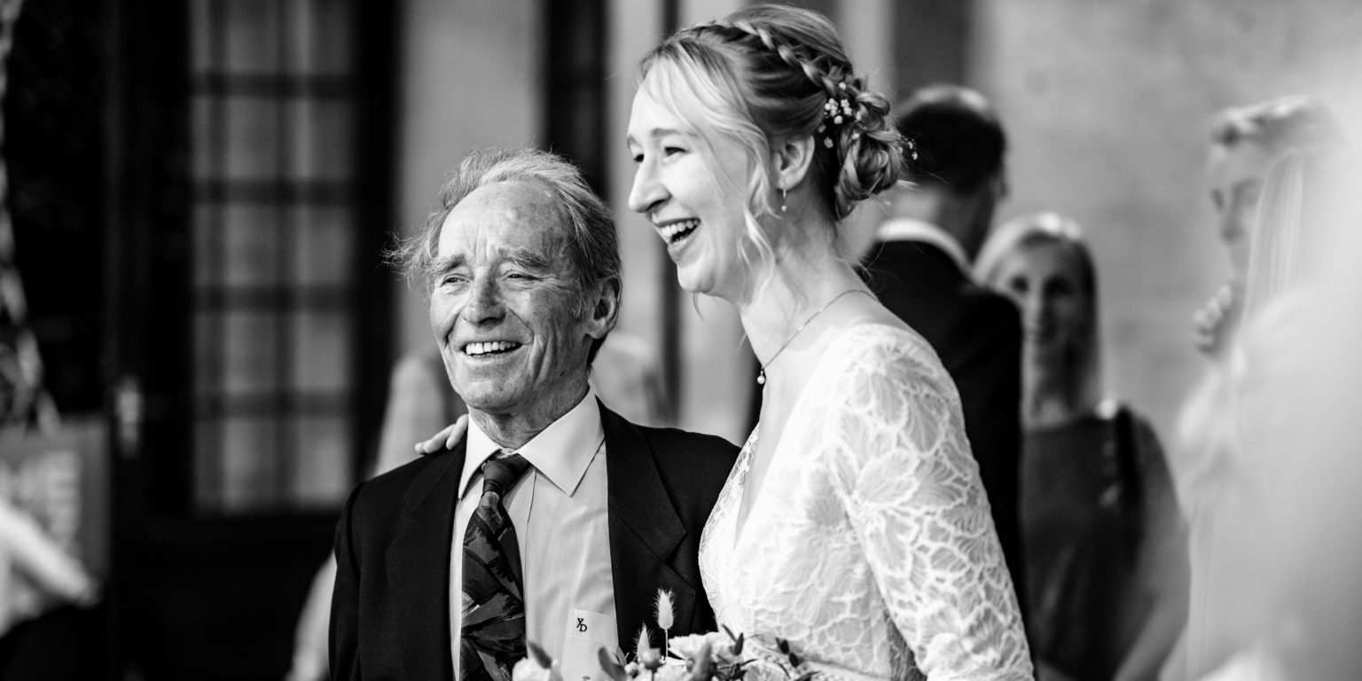 un grand père et sa fille à son mariage