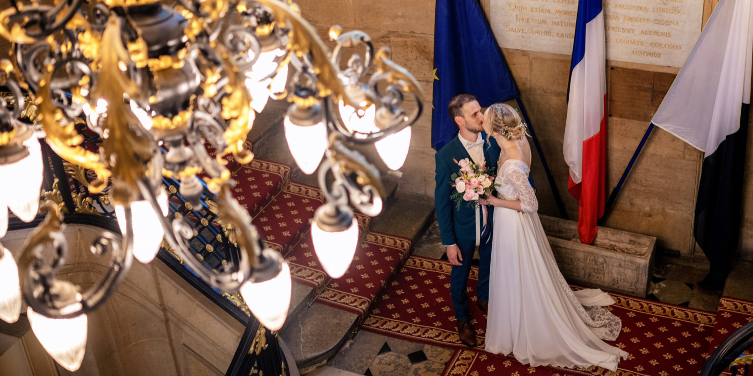 embrassade de mariés dans une mairie