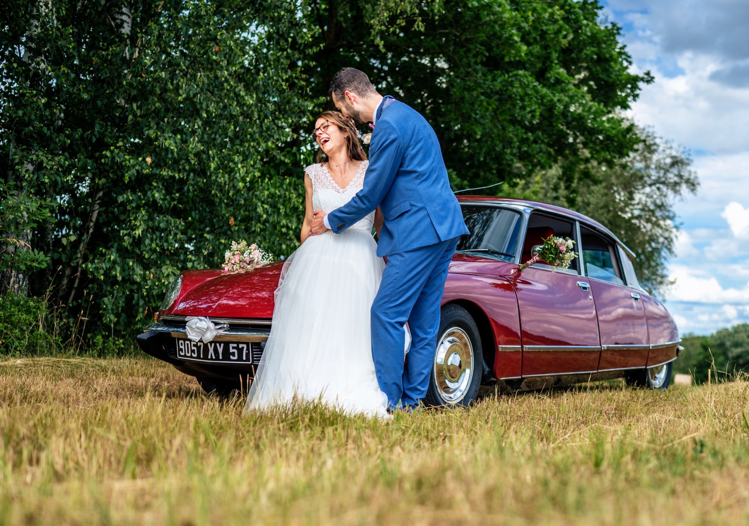 Couple heureux voiture collection