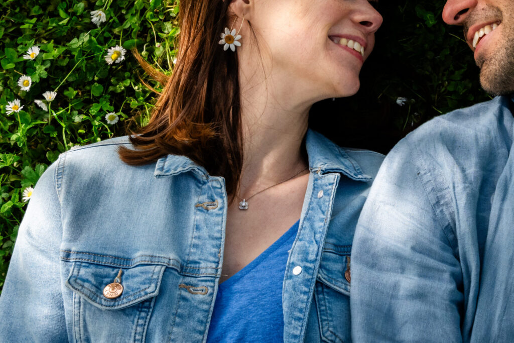 Un couple en vestes en jean échange un sourire