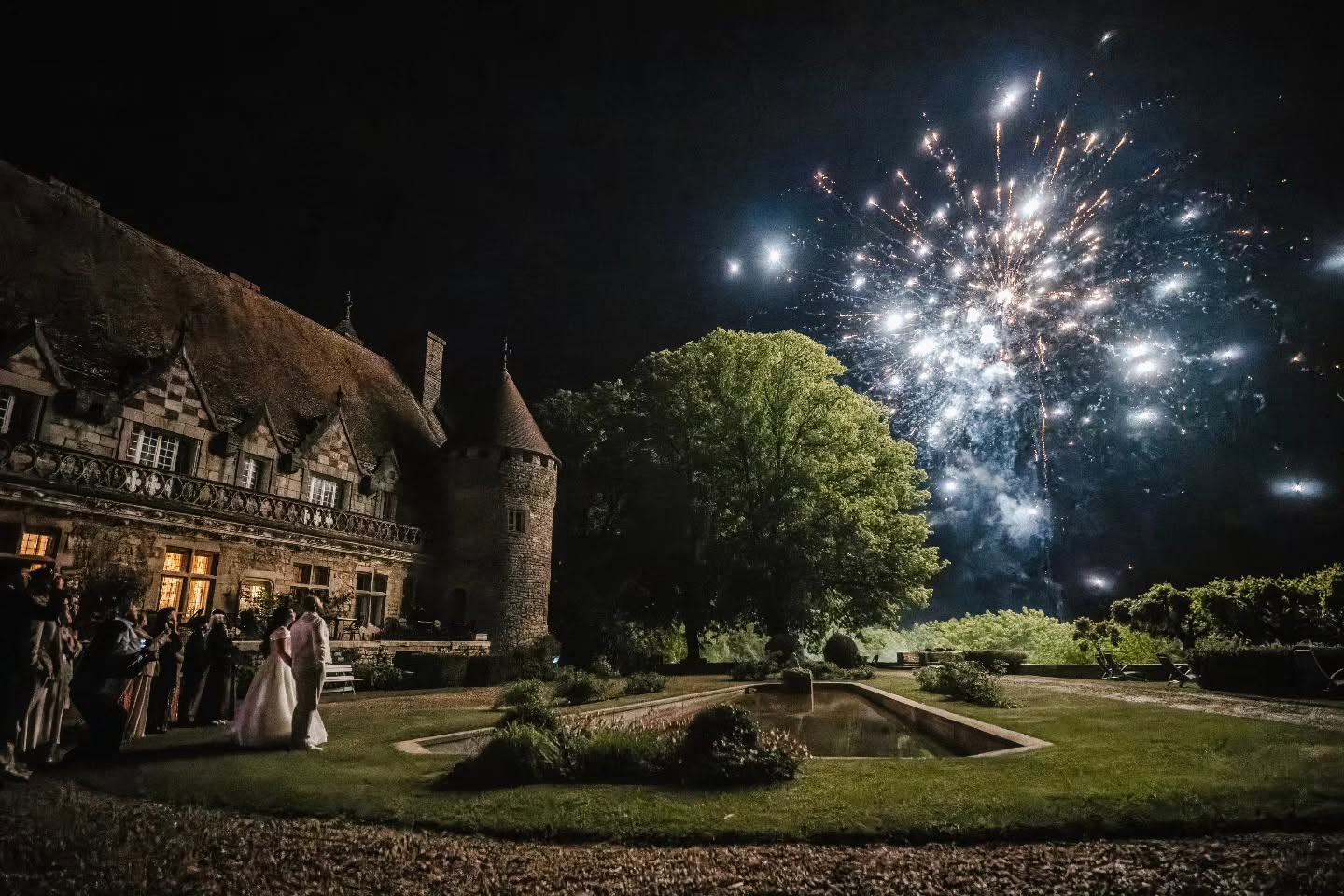 Un feu d’artifice illumine le Château de Hattonchâtel pendant le mariage de Priscillia et Patrice.