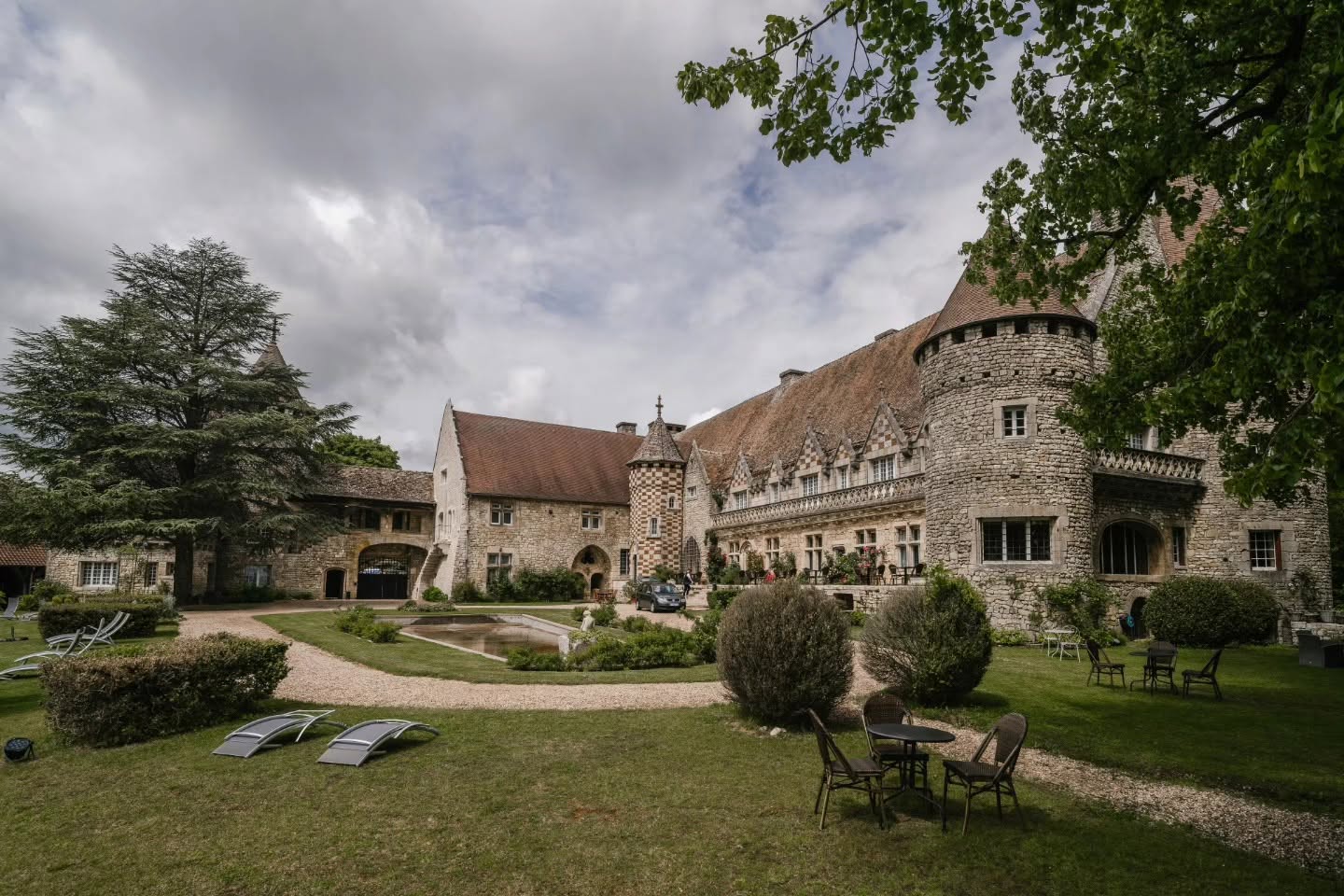 Vue du Château de Hattonchâtel et de ses jardins sous un ciel nuageux le jour du mariage de Priscillia et Patrice.