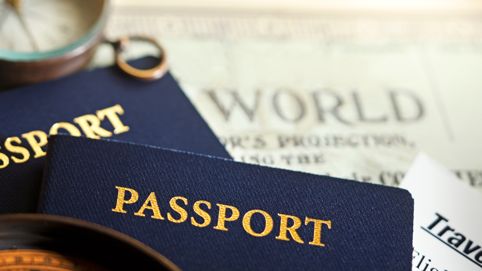 Illustration de passeports sur une carte, sans données personnelles visibles